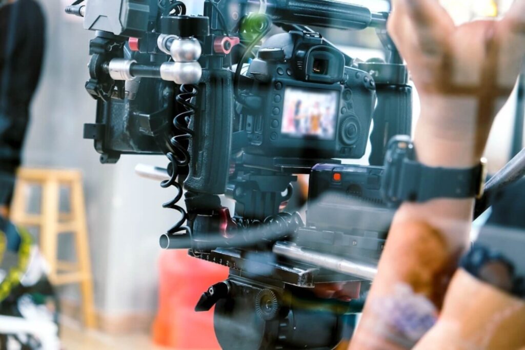 Ein Livestream Dienstleister nutzt eine Kamera, um einen Livestream aufzunehmen.