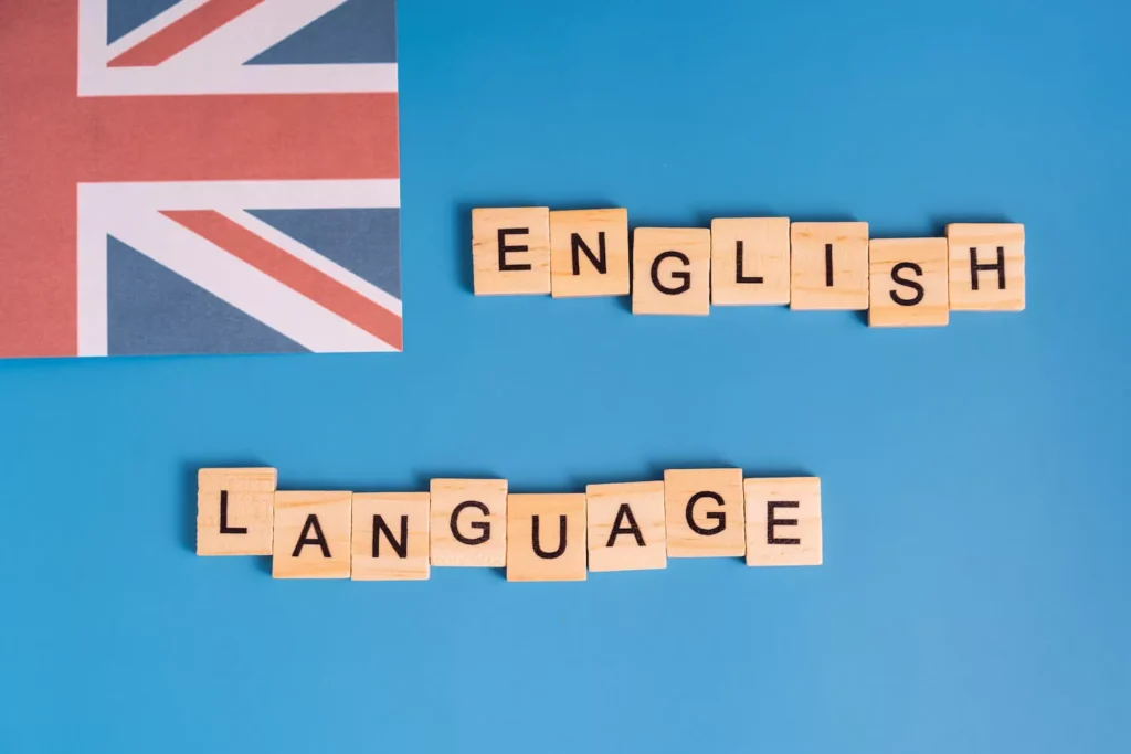 Union Jack auf einem blauen Hintergrund mit Spielsteinen auf denen "English Language" steht.