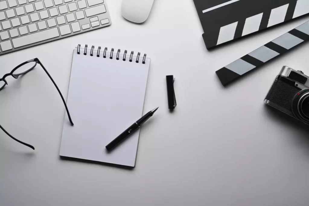 Ein Notizblock auf einem Tisch, um ein Erklärvideo Skript zu schreiben.
