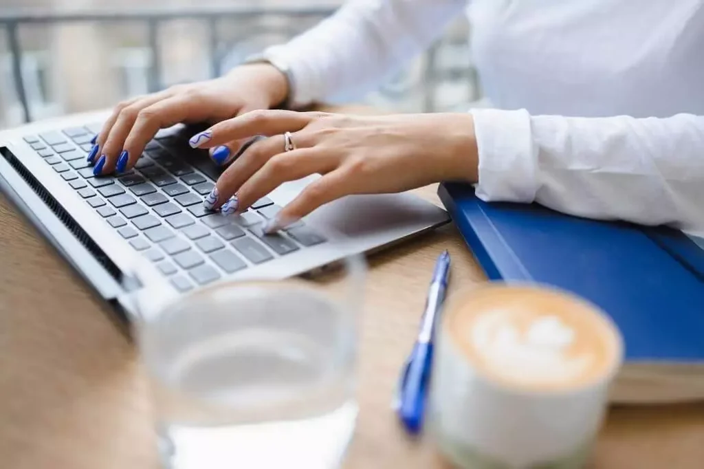 Eine Frau nutzt die Livestream Chat Funktion an ihrem Laptop