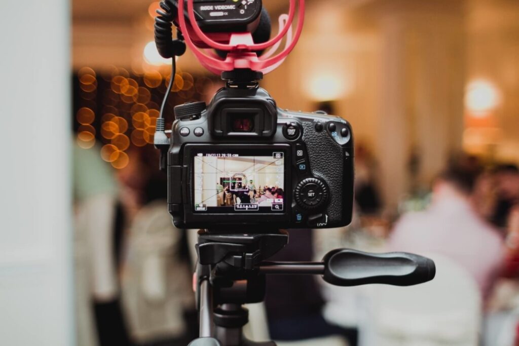 Livestream Kamera filmt eine Veranstaltung, Blick auf den Monitor dieser Kamera