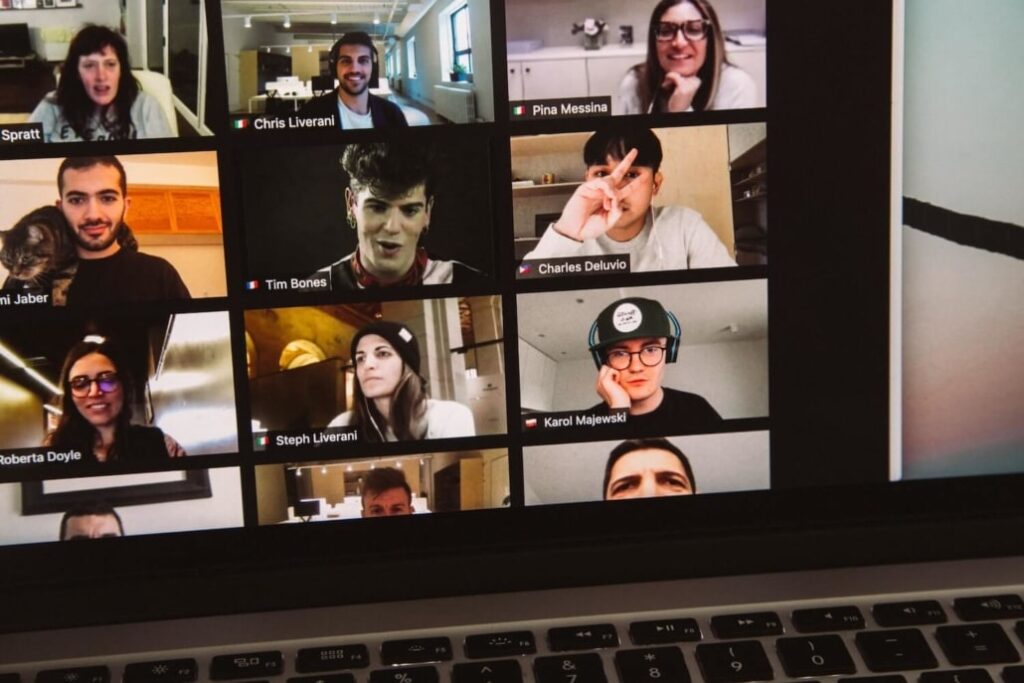 Livestream intern, Online konferenz auf einem Laptop