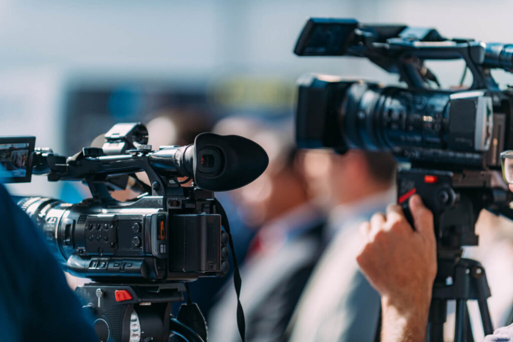 Bei einem Event wird ein Livestream mit mehreren Kameras durchgeführt.