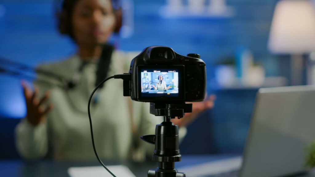 Livestream wie geht das, Frau filmt sich an einem professionellen Filmset