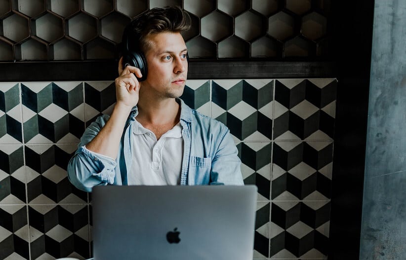 Ein Mann hört sich einen Livestream an, bei dem Musik verwendet wird