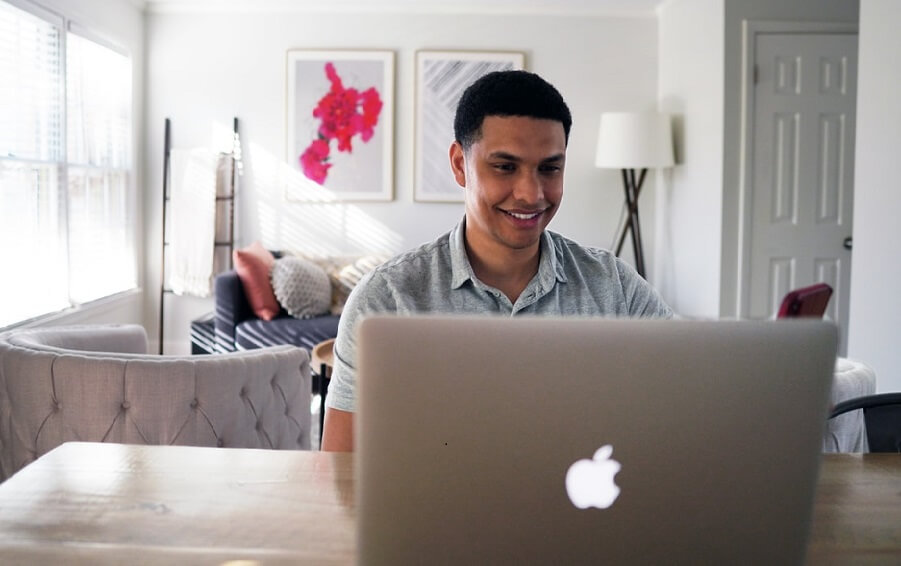 Mann verfolgt einen privaten Livestream in seinen eigenen vier Wänden