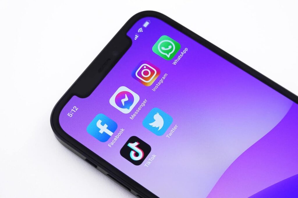 Ein Smartphone Bildschirm, das die Icons verschiedener Social Media Plattformen anzeigt.