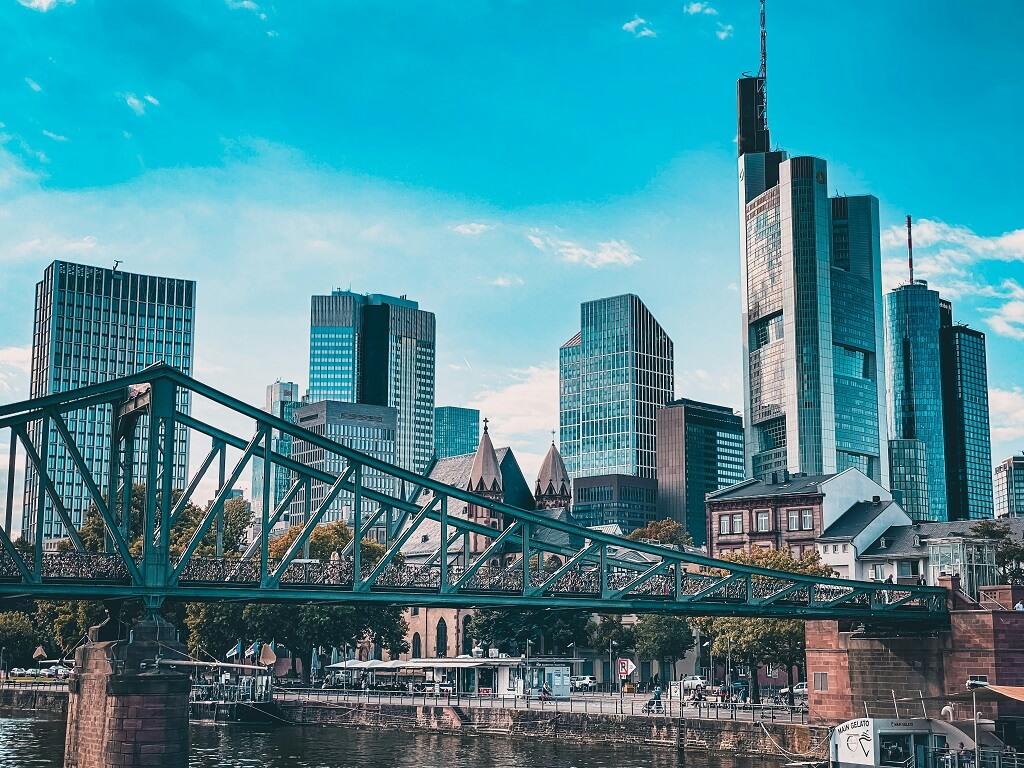 Eine Brücke und mehrere Hochhäuser in Frankfurt am Main, dem Sitz zahlreicher Erklärvideo-Anbieter.